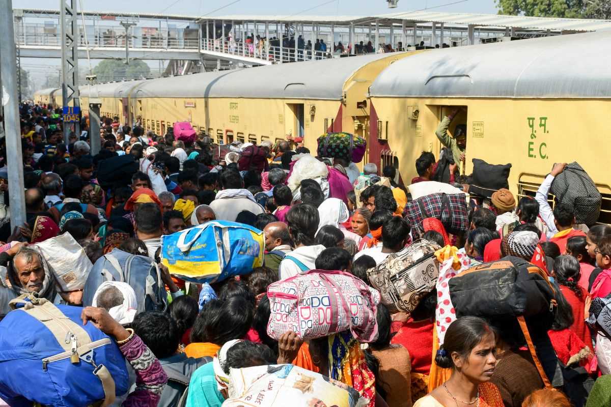 भगदड़ के बाद उत्तर रेलवे ने की दिल्ली से चार महाकुंभ मेला स्पेशल ट्रेनों की घोषणा